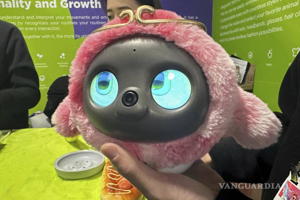 $!El robot mascota con inteligencia artificial Ropet se exhibe en el stand de Ropet durante la feria tecnológica CES el martes 7 de enero de 2025 en Las Vegas.