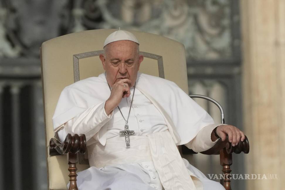 $!El Papa Francisco asiste a la audiencia general semanal en la Basílica de San Pedro del Vaticano.