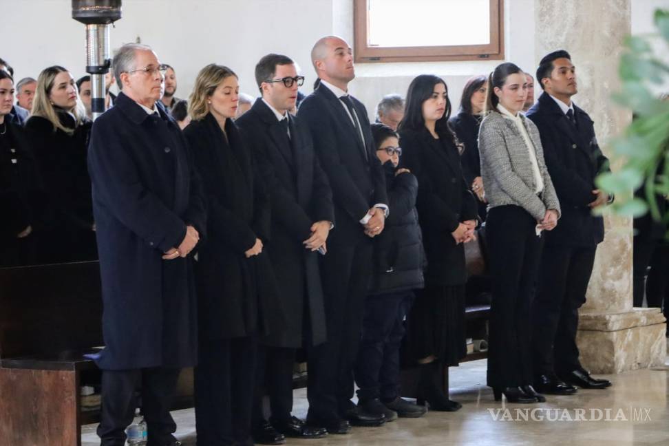 $!Familiares y amigos se reúnen en la Capellanía Hermanos Juaninos para despedir a Patricia Martínez González, fundadora de ‘Patricia Joyas’.