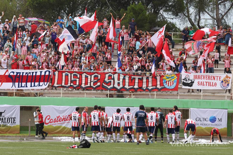 $!El Clásico de Leyendas reunió a ídolos históricos de Chivas y América en un duelo amistoso lleno de nostalgia.