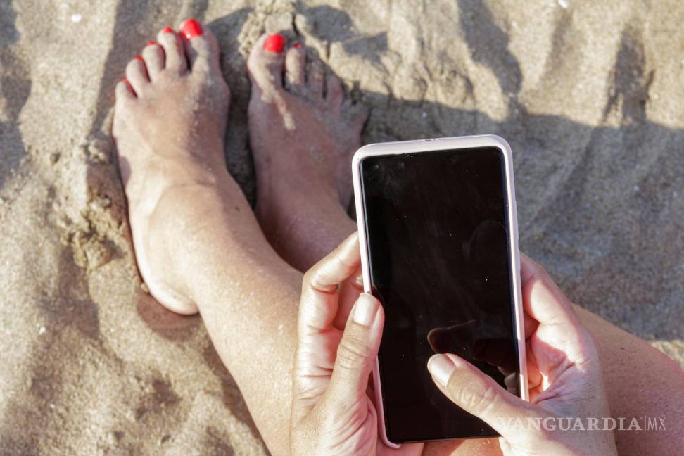 $!Los granos de arena de la playa pueden dañar el dispositivo o causarle arañazos. EFE/CertiDeal/Daniel Galilea