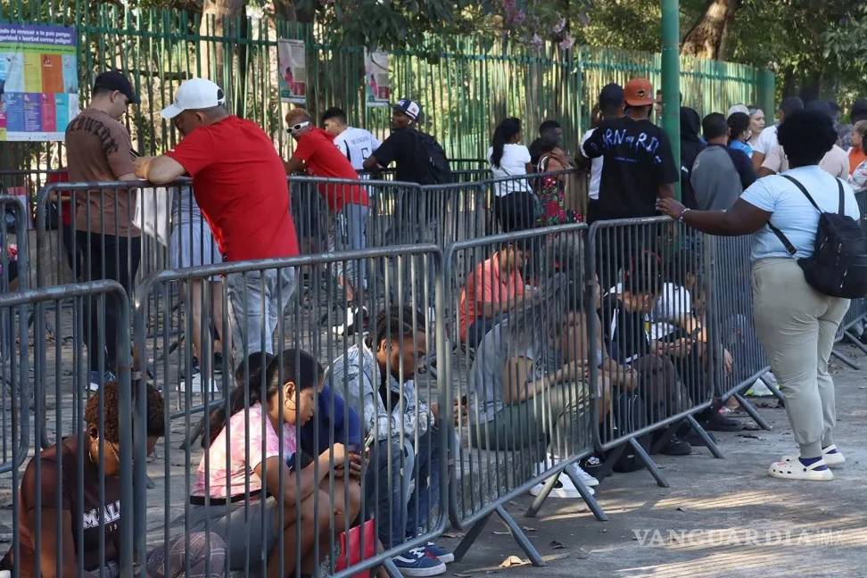 $!Migrantes hacen fila para solicitar asilo este lunes, en Tapachula, Chiapas. Tras medidas migratorias de Trump, miles de migrantes buscan asilo en sur de México.