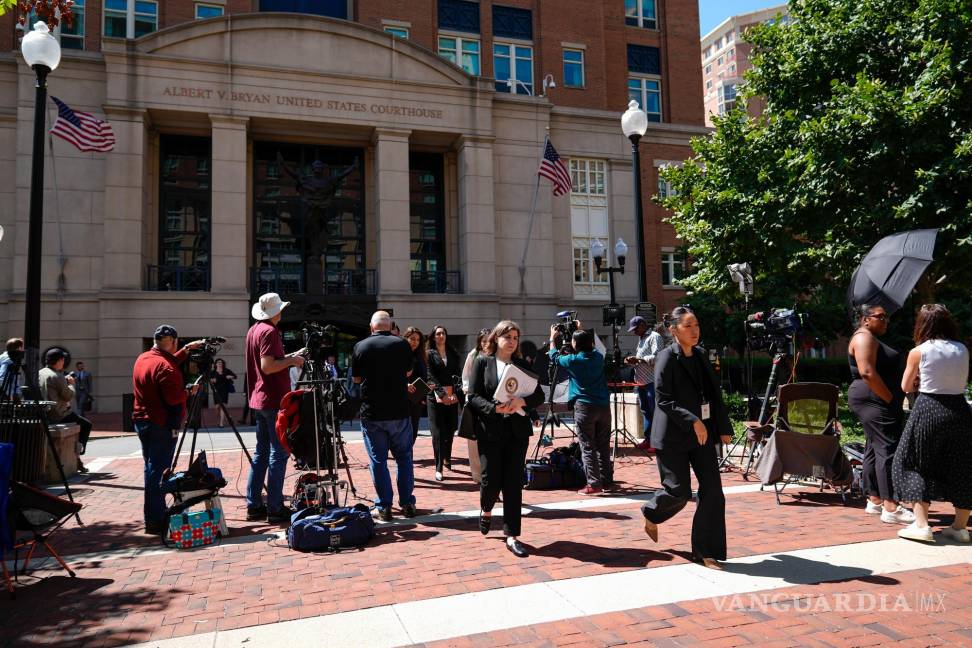 $!Abogados y asistentes legales abandonan el Tribunal de Distrito de Estados Unidos para el Distrito Este de Virginia en el juicio antimonopolio contra Google.