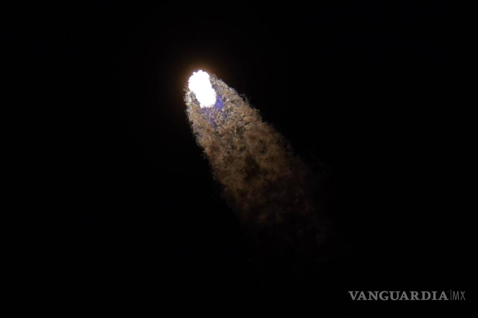 $!Un cohete SpaceX Falcon 9, con cuatro ciudadanos privados a bordo, despega desde la plataforma de lanzamiento 39-A del Centro Espacial Kennedy el miércoles 15 de septiembre de 2021, en Cabo Cañaveral, Florida. AP/Chris O'Meara