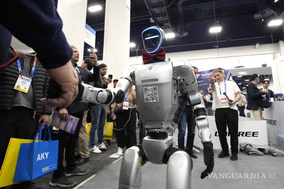 $!Un robot Unitree H1 estrecha la mano de un asistente a la feria tecnológica CES el miércoles 8 de enero de 2025 en Las Vegas.