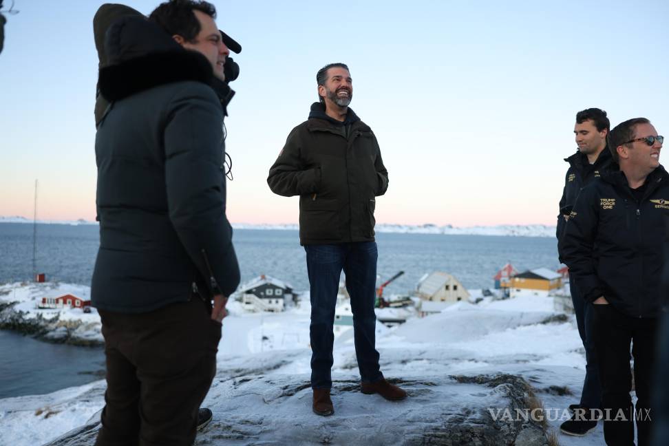 $!Donald Trump Jr., en el centro, sonríe tras llegar a Nuuk, Groenlandia