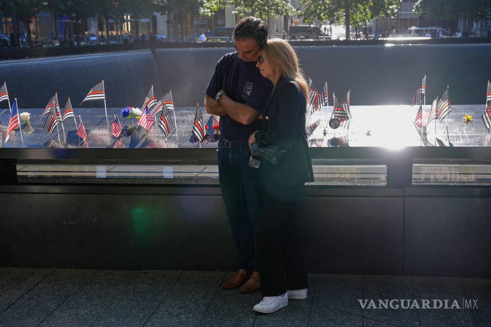 $!Una pareja se inclina durante un momento de silencio durante una ceremonia para conmemorar el 24.º aniversario de los atentados del 11-S.