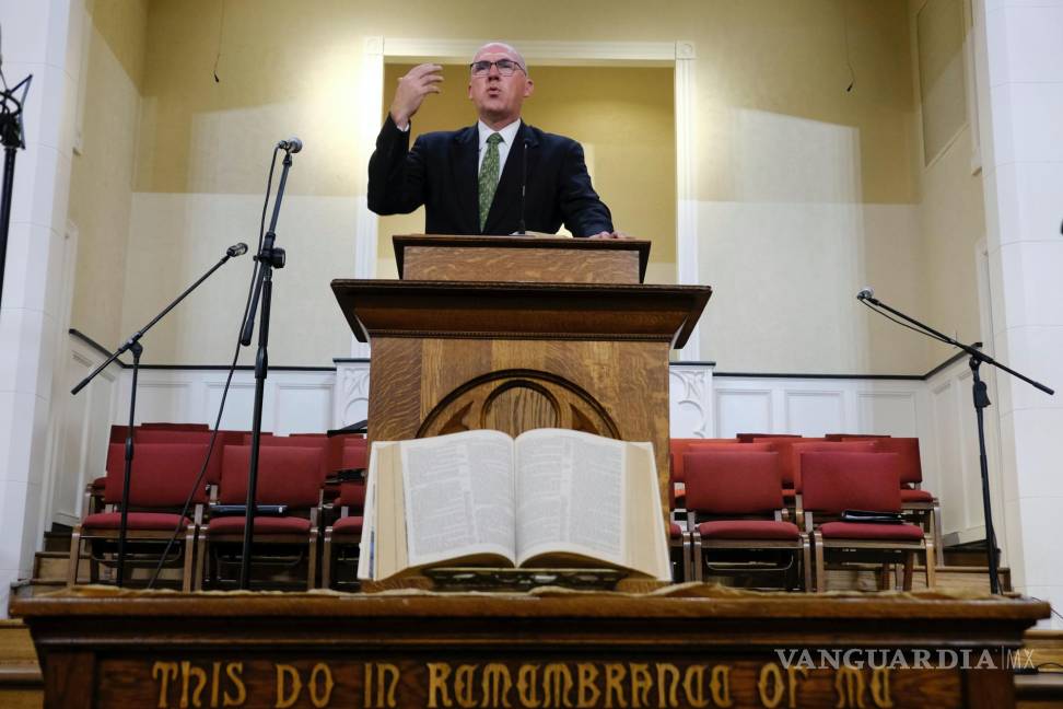 $!El pastor Bart Barber, presidente de la Convención Bautista del Sur, predica desde el púlpito de la Primera Iglesia Bautista de Farmersville, Texas.