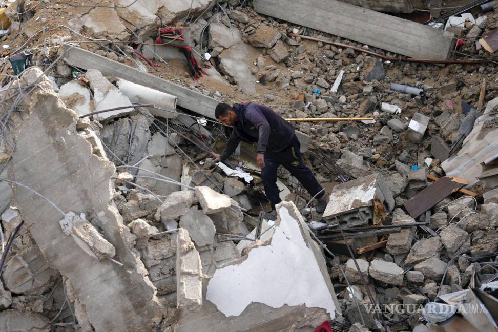 $!Un hombre avanza entre escombros tras un ataque israelí, el domingo 14 de enero de 2024, en Deir al Balah, Franja de Gaza.