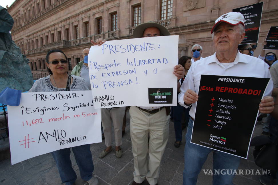 $!Se manifiestan contra AMLO en Saltillo... 40 personas responden a la convocatoria de los 'Chalecos México'