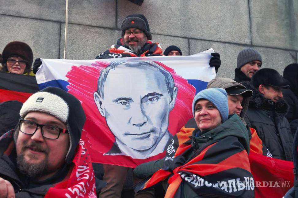 $!Personas con la imagen del presidente ruso Vladímir Putin antes del concierto ‘’Gloria a los Defensores de la Patria’ en el Estadio Luzhniki en Moscú, Rusia,
