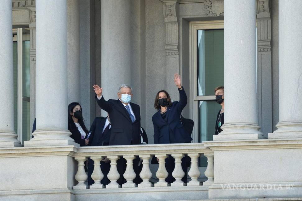 $!La vicepresidenta de Estados Unidos, Kamala Harris, y el presidente de México, Andrés Manuel López Obrador, saludan desde el edificio de oficinas ejecutivas de Eisenhower en Washington. EFE/EPA/Chris Kleponis