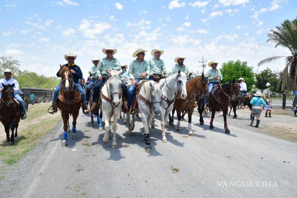 $!Autoridades y jinetes conviven en un ambiente de orgullo coahuilense.