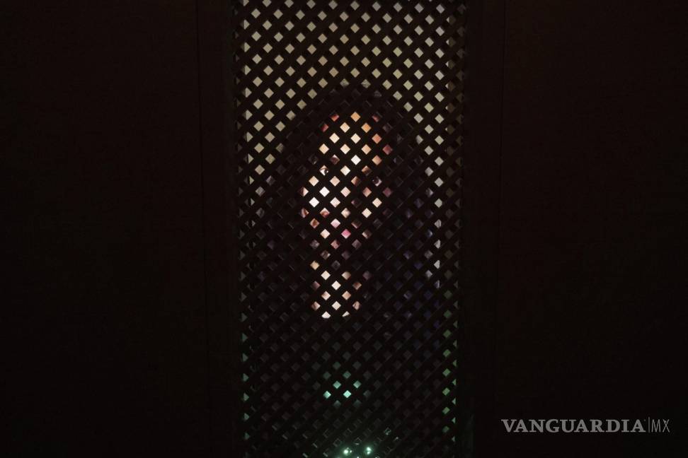 $!Una instalación de arte experimental con un Jesús de AI titulada “Deus in Machina”, montada en un confesionario en la Capilla de San Pedro, en Lucerna.