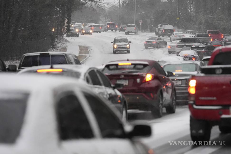 $!Los automóviles se estancan cerca de una colina con nieve y hielo en la carretera durante una tormenta invernal el martes 21 de enero de 2025, en Tucker, Georgia.