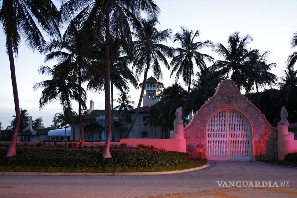 $!Entrada a la propiedad Mar-a-Lago del expresidente Donald Trump en Palm Beach, Florida.