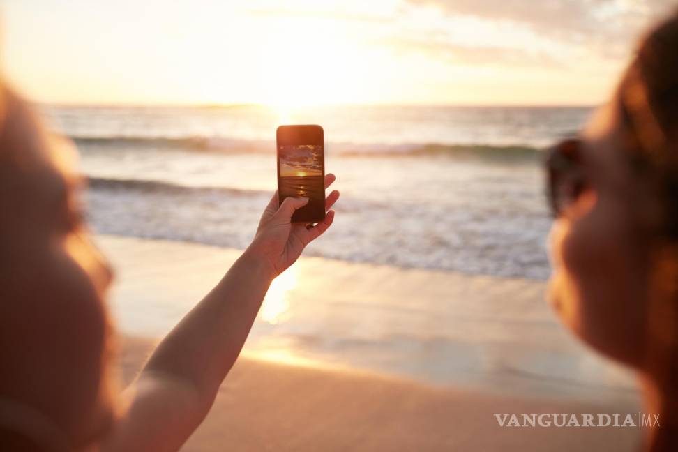 $!Si queremos fotografiar muchas puesta de sol con el celular, debemos cuidarlo. EFE/CertiDeal/Daniel Galilea