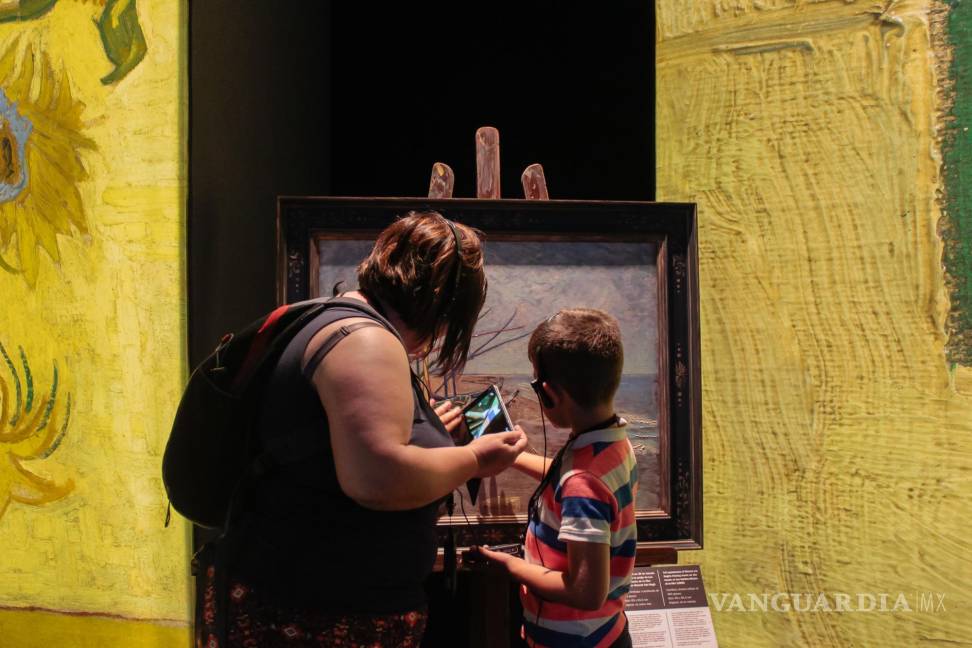 $!Una madre y su hijo, en Meet Vincent Van Gogh.EFE/Proactiv