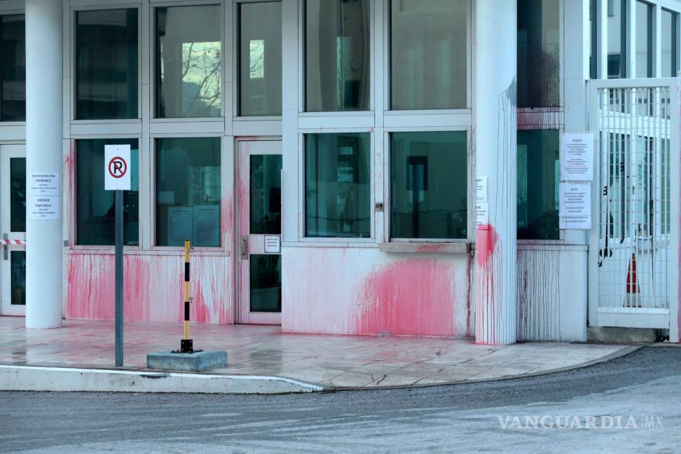 $!8 anarquistas detenidos tras atacar la embajada estadounidense en Atenas