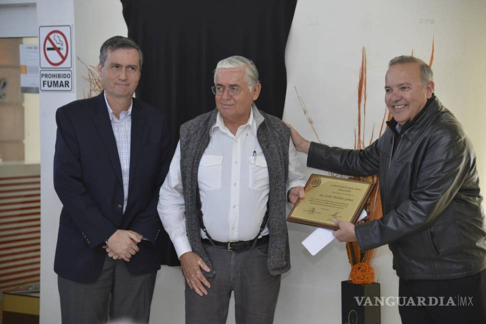 $!Carlos Martínez Gómez recibiendo el reconocimiento.