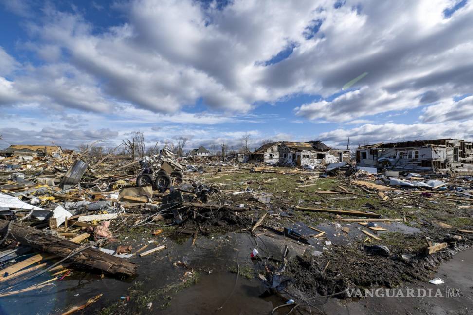 $!Decenas de construcciones arrasadas o dañadas tras el paso de un tornado nocturno en Sullivan, Indiana.