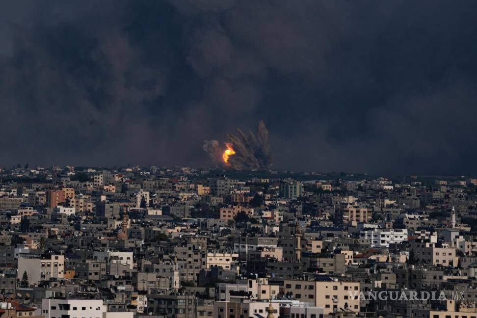 $!El fuego y el humo aumentan tras un ataque aéreo israelí en la ciudad de Gaza.