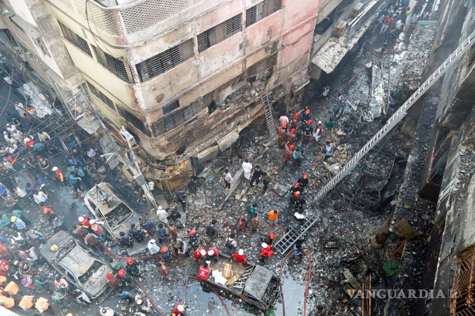 $!Incendio en Bangladesh deja 70 muertos y 55 heridos, es escena de &quot;guerra&quot;