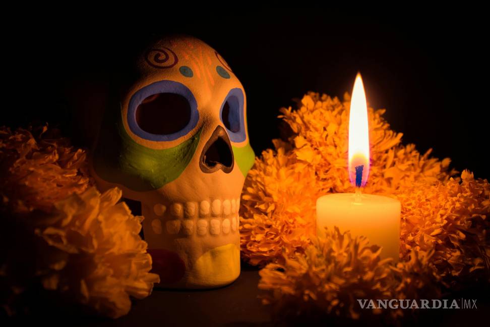$!Cada año, cuando octubre llega a su fin, los hogares mexicanos comienzan a llenarse de color, velas y flores de cempasúchil.