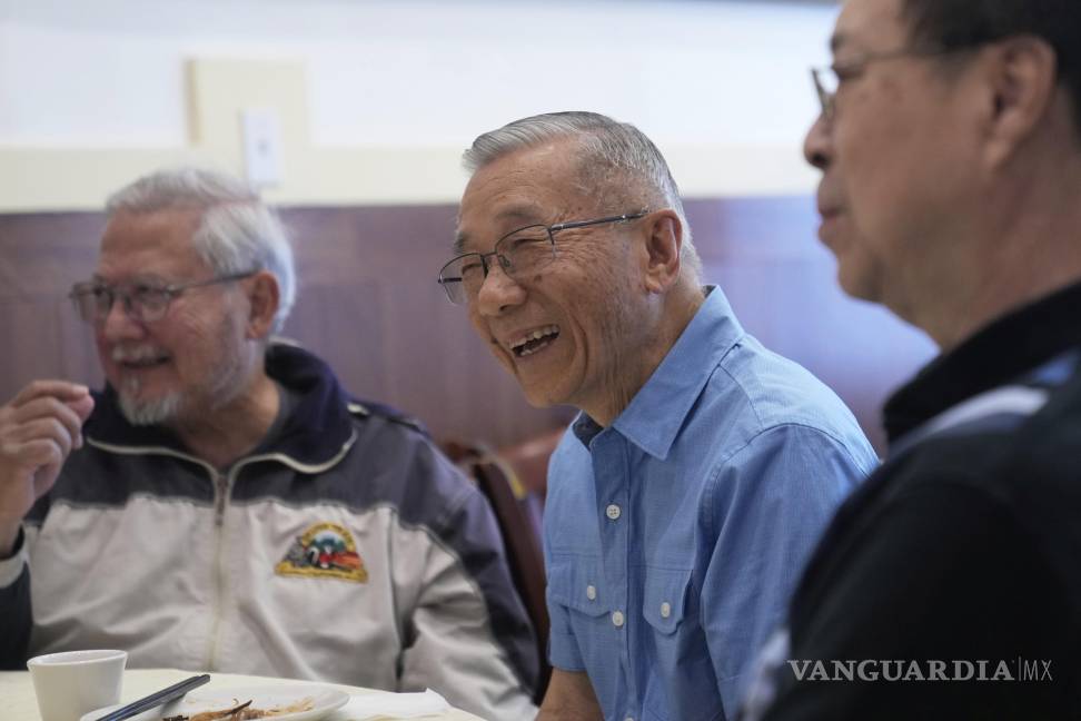 $!William Fong, en el centro, se ríe mientras almuerza con compañeros de su clase de octavo grado de 1961 en un restaurante de San Francisco.