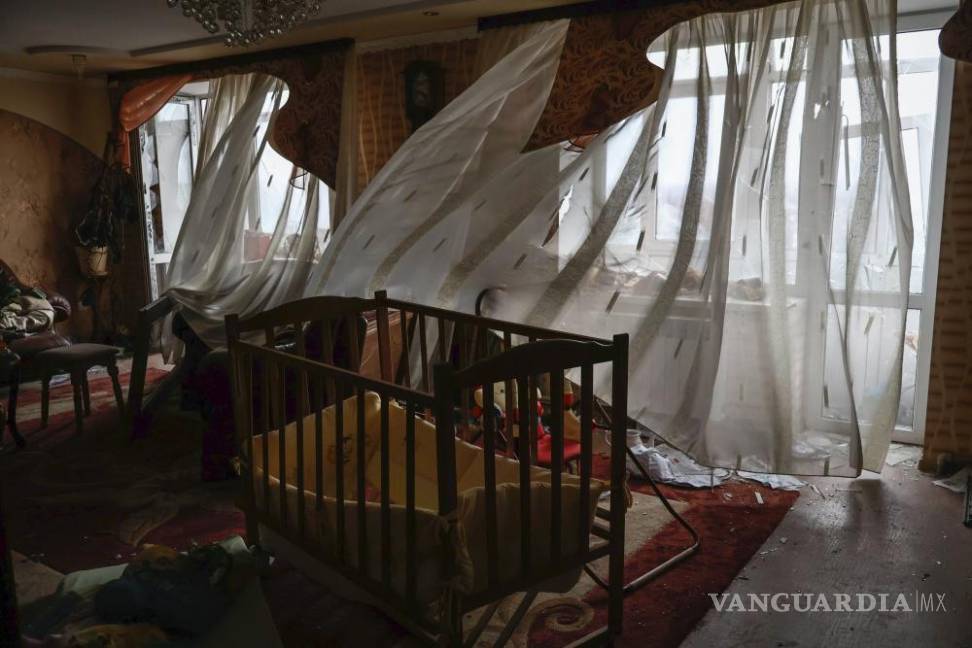 $!Las cortinas vuelan en un piso del edificio dañado por los bombardeos en una de las batallas más duras en Bakhmut, región de Donetsk, Ucrania.