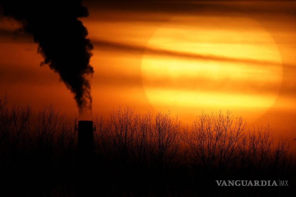 $!Las emisiones de una central eléctrica a carbón se recortan contra el sol poniente en Kansas City, Missouri.