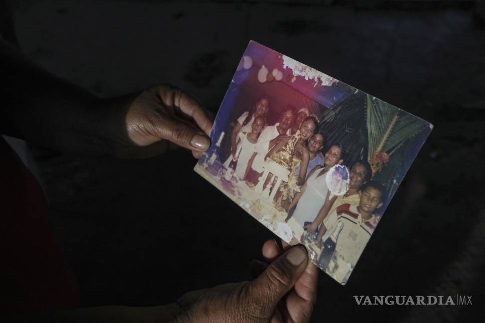 $!Guadalupe Cobos sostiene una fotografía familiar de 20 años, dentro de su casa en El Bosque, en el estado de Tabasco, México.
