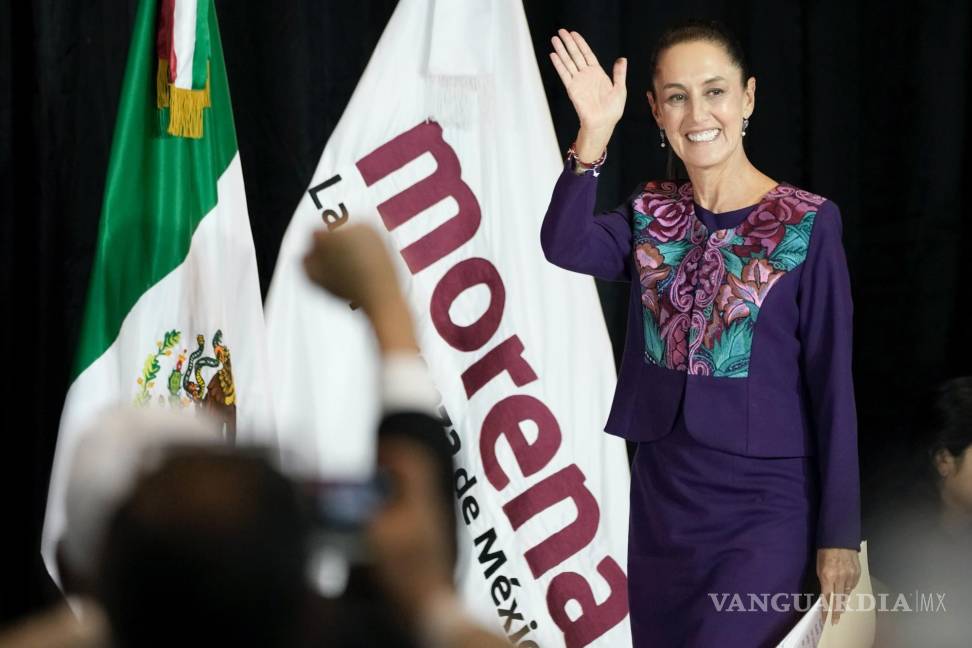 $!La candidata de Morena Claudia Sheinbaum saluda a su llegada tras el cierre de urnas en las elecciones generales en Ciudad de México.