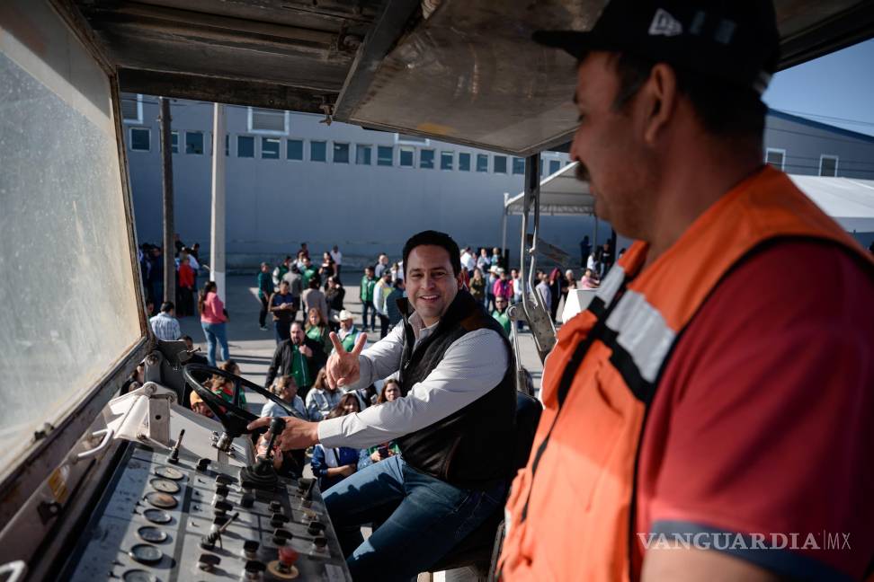 $!Autoridades y vecinos celebraron el inicio de la obra, que mejorará la vialidad en uno de los sectores de mayor circulación de Saltillo.