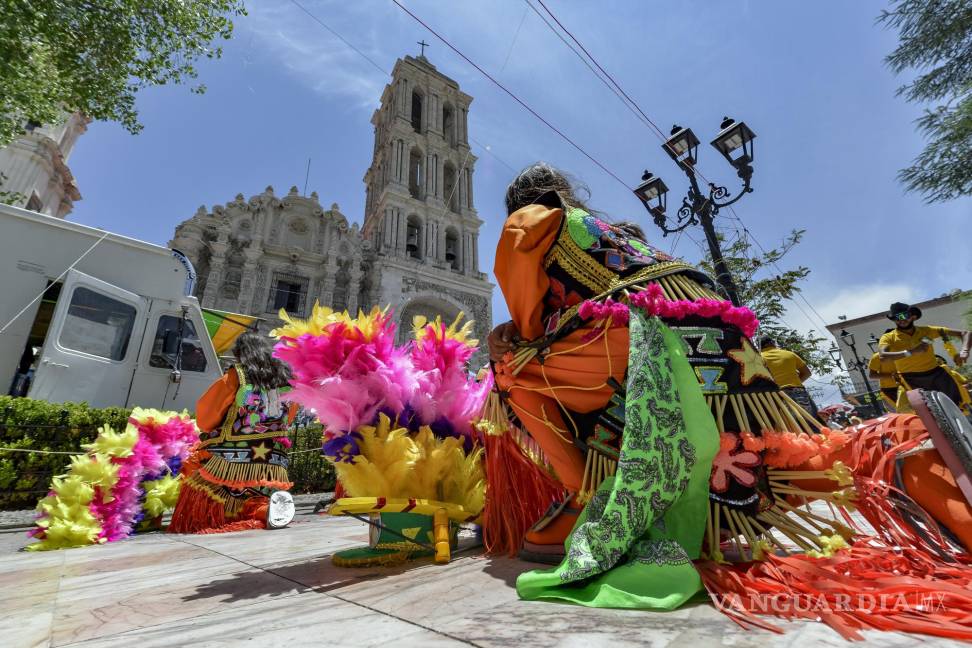 $!El atrio de Catedral fue una fiesta de color, pues grupos de matlachines danzaban para celebrar al santo patrono de Saltillo.