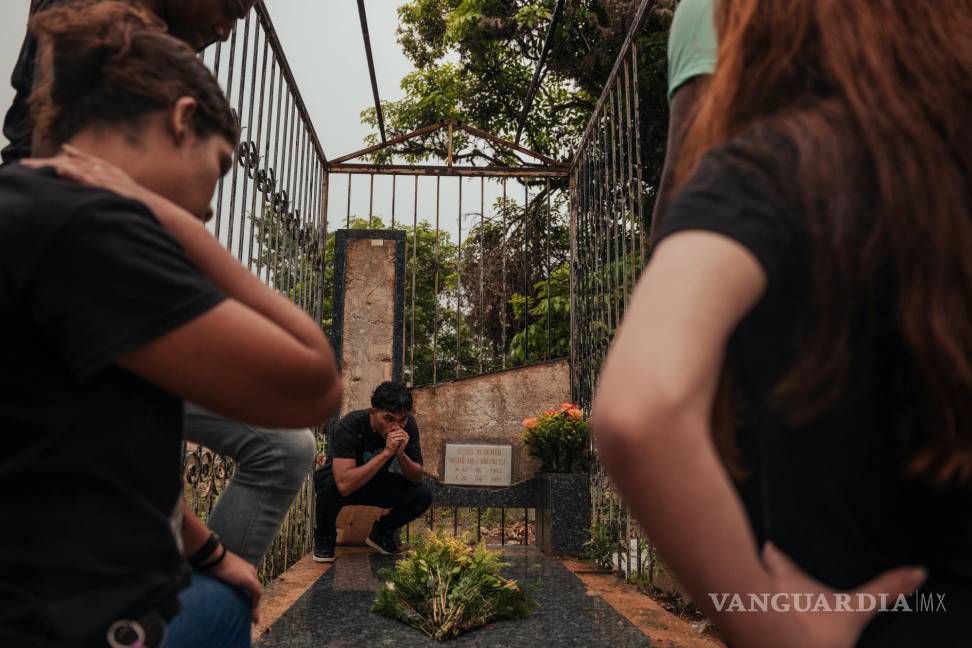 $!Amigos ante la tumba de Anthony García, de 20 años, quien recibió un disparo mientras conducía cerca de una protesta, en Caracas.