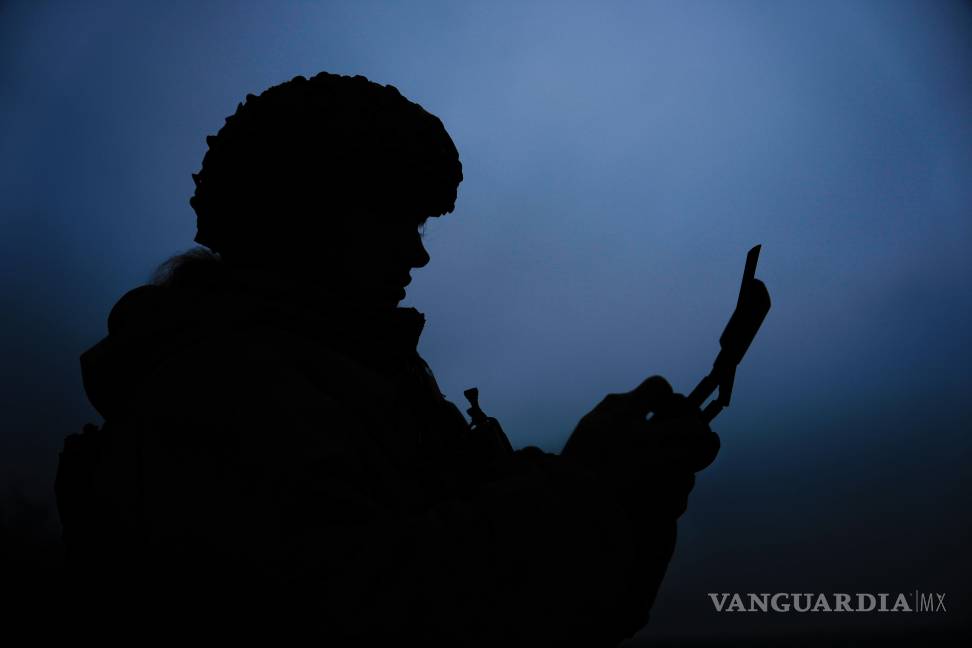 $!Una operadora de drones ucraniana llamada Imla, de la unidad Kraken 1654, vuela un dron Vampire en Járkiv Oblast, Ucrania.