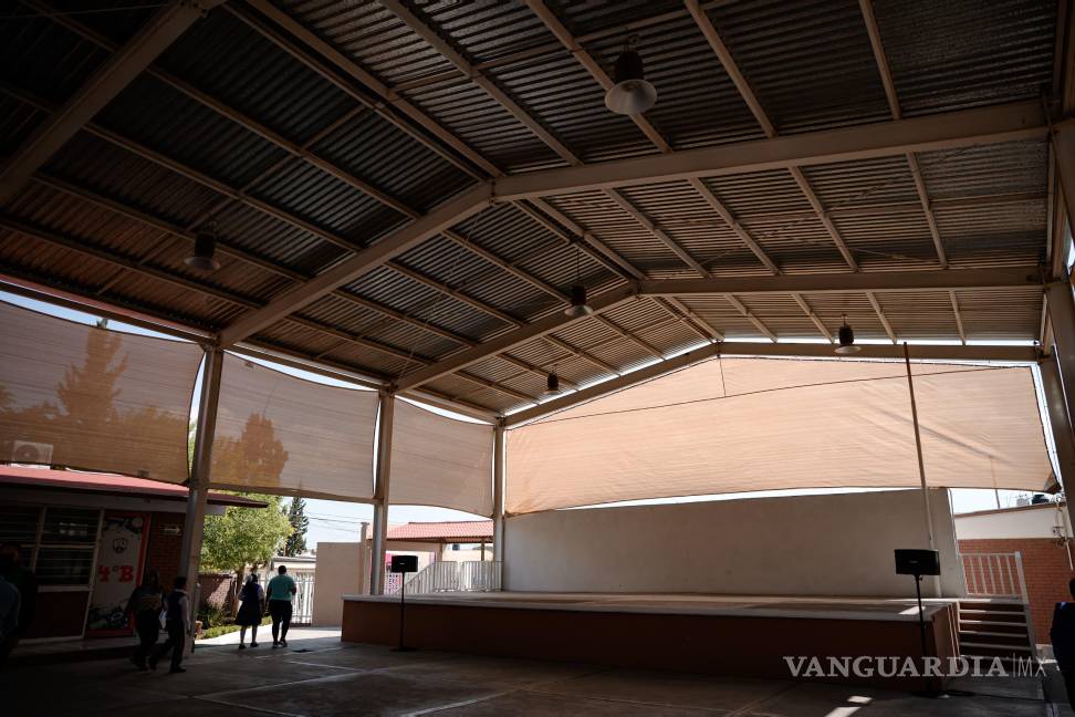 $!El alcalde Javier Díaz González entregó la nueva malla sombra a la Primaria Presidente Benito Juárez, con la que se mejorarán las actividades al aire libre del alumnado.