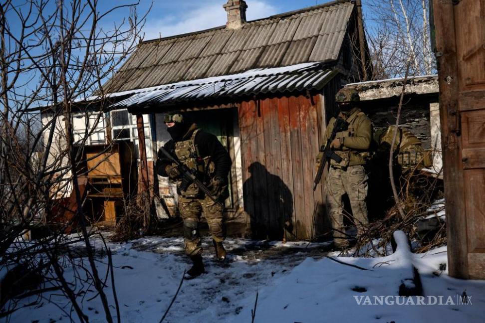 $!Soldados de la Legión de Rusia Libre en una posición en el frente en el este de Ucrania.