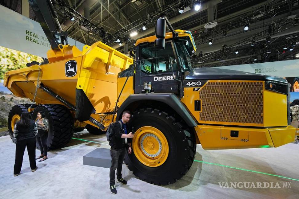 $!El camión volquete articulado estará en exhibición en el stand de John Deere durante la feria tecnológica CES el martes 7 de enero de 2025, en Las Vegas.