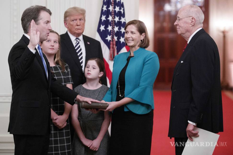 $!Brett Kavanaugh realiza juramento como juez de la Corte Suprema de EU