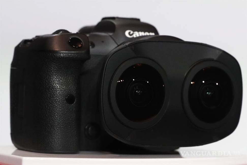 $!La nueva lente estéreo de Canon se muestra durante la conferencia de prensa de Canon durante el CES. EFE/EPA/Caroline Brehman