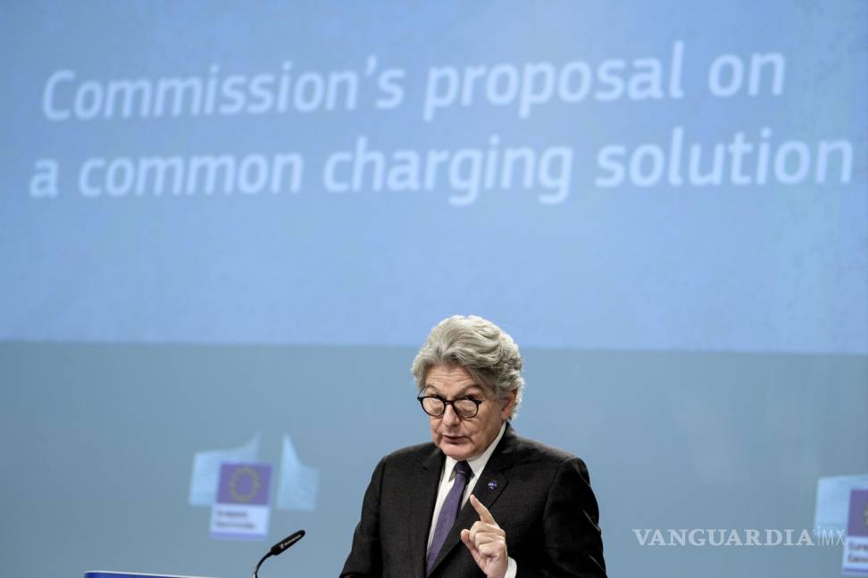 $!El comisario europeo de Mercado Interior, Thierry Breton, habla durante una conferencia de prensa sobre una solución de carga común para teléfonos móviles en la sede de la UE en Bruselas. AP/Thierry Monasse