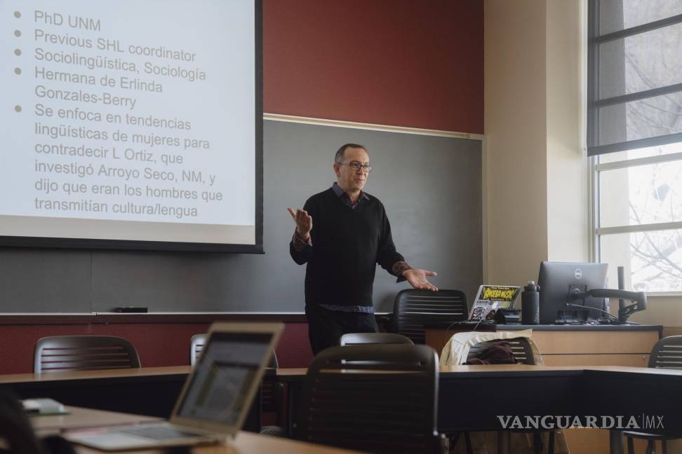$!Damián Vergara Wilson, académico de la Universidad de Nuevo México, dando una conferencia a su clase sobre el español del suroeste, en Albuquerque