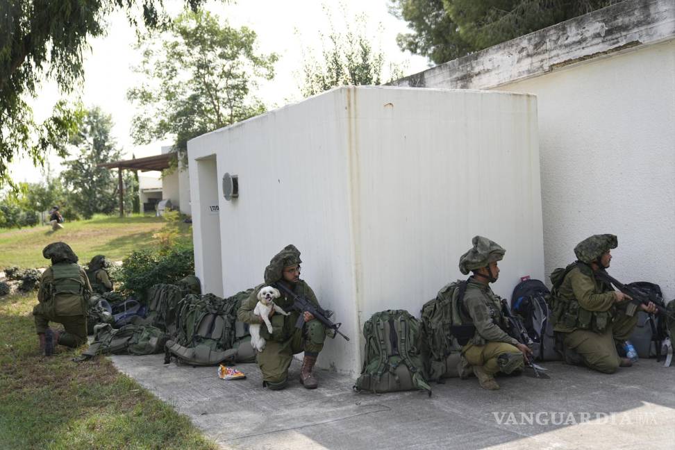 $!Soldados israelíes resguardan el martes 10 de octubre de 2023 el kibbutz Kfar Aza. Combatientes de Hamas incursionaron el sábado en Kfar Aza, donde mataron y secuestraron a muchos israelíes. (AP Foto/Ohad Zwigenberg)