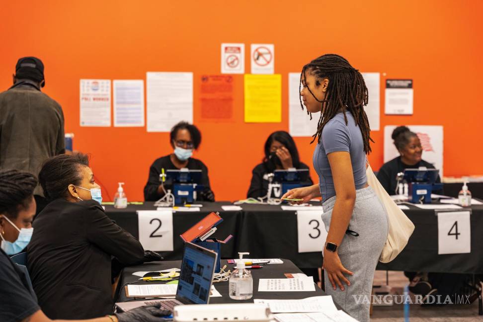 $!Una mujer recibe instrucciones de un voluntario de un centro de votación en Atlanta.