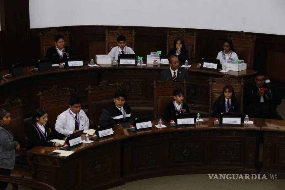 $!Los 25 estudiantes de secundaria tomaron protesta como diputadas y diputados juveniles durante el Parlamento Estudiantil Coahuila 2025.