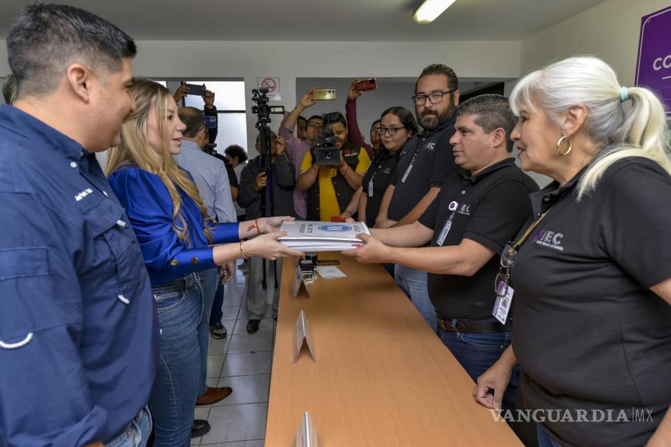 $!El registro de Amal Esper se llevó a cabo en las oficinas del Instituto Electoral de Coahuila, ubicadas cerca del mercado de abastos.