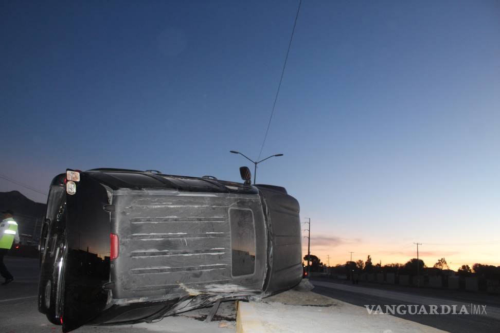 Chocan al sur de Saltillo y vuelcan