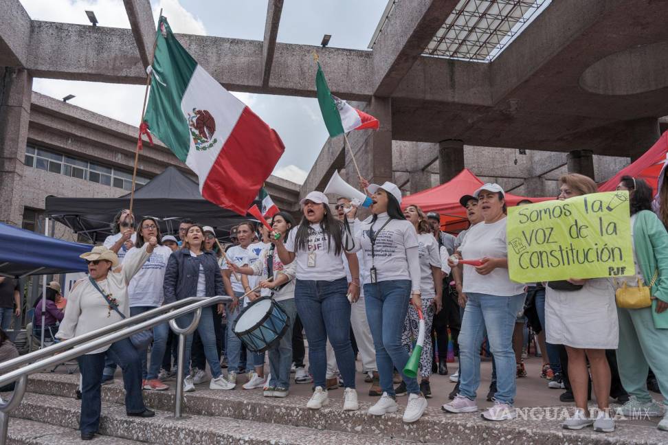 $!Trabajadores del poder judicial protestan frente al edificio del Poder Judicial de la Federación en la Ciudad de México, el 21 de agosto de 2024.